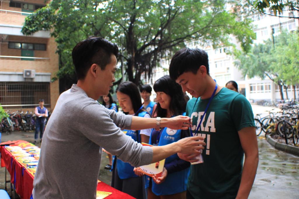 陈志杰书记为员工党员挂牌场景